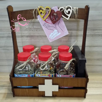 Вкусная аптечка #1 подарочный набор с чаем/кофе и сладостями в деревянном ящике 22*27 см