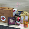 Приключения желтого чемоданчика подарочный набор с чаем/кофе и сладостями в большом деревянном ящике - фото 1
