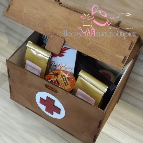 Приключения желтого чемоданчика подарочный набор с чаем/кофе и сладостями в большом деревянном ящике