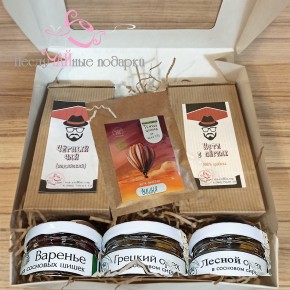 Успешный подарочный набор с чаем и сладостями в крафт-коробке 20*20 см