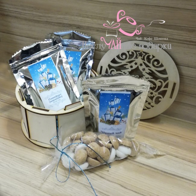 Новогодний #14 подарочный набор с чаем и сладостями в круглой деревянной шкатулке