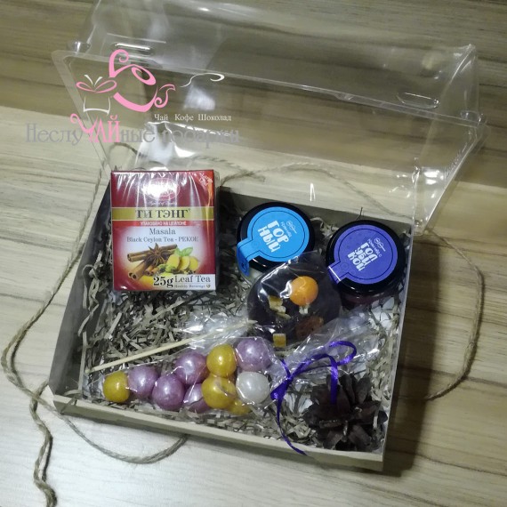Новогодний #22 подарочный набор с чаем и сладостями в крафт-коробочке с прозрачной крышкой 19*15*5 см
