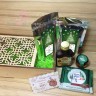 Праздник в зеленом подарочный набор с чаем и сладостями в деревянном пенале - фото 1