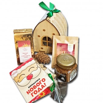 Сладкая избушка подарочный набор с чаем, кофе и сладостями в деревянной шкатулке-домике