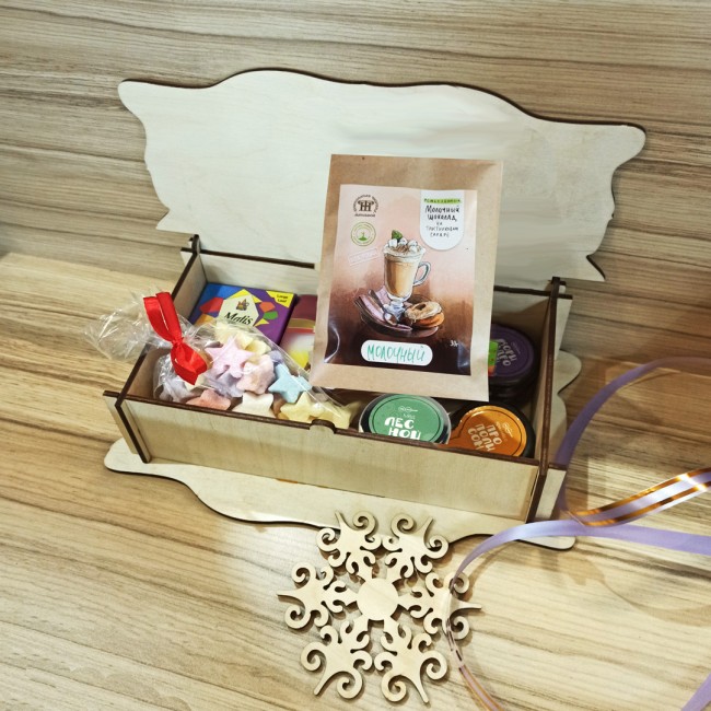 Зимнее кружево подарочный набор с чаем и сладостями в деревянной шкатулке