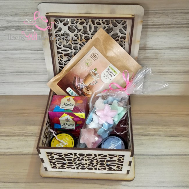 Любаша #2 подарочный набор с чаем и сладостями в резной деревянной шкатулке
