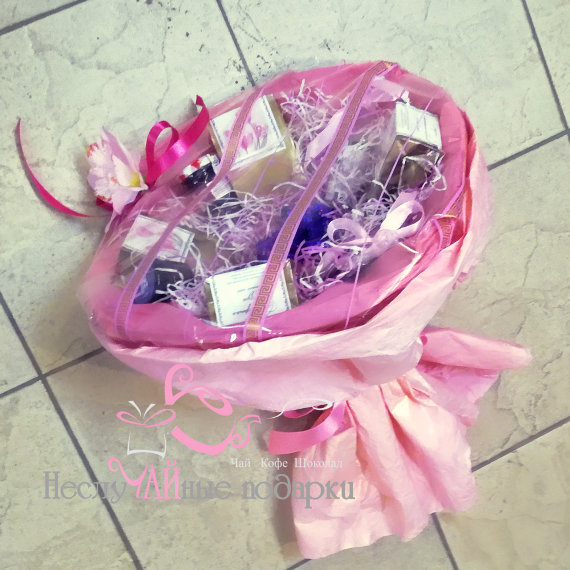 Розовый фламинго букет с чаем и сладостями подарочный набор